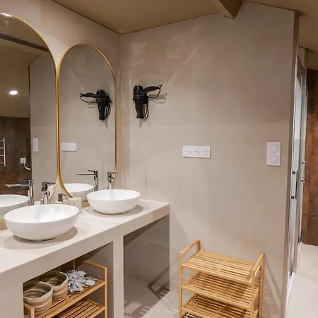 Extra Spacious Modern Hub Center ニース