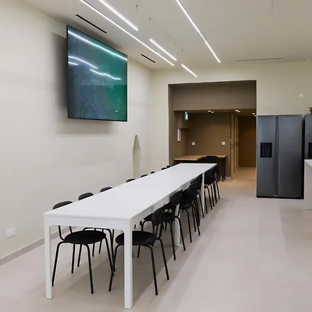 Extra Spacious Modern Hub Center 아파트