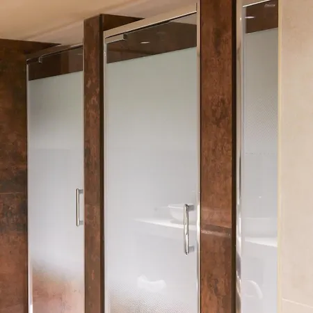 Extra Spacious Modern Hub Center *