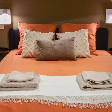 Extra Spacious Modern Hub Center *