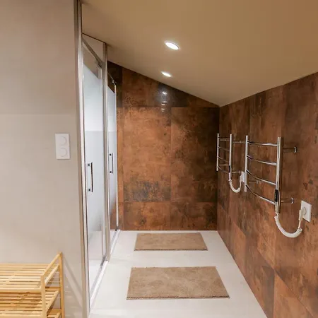 Extra Spacious Modern Hub Center アパート *