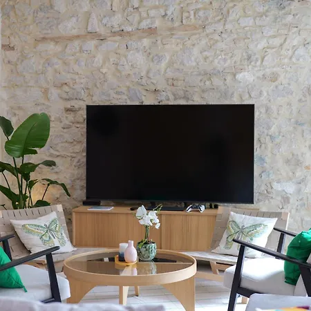 Extra Spacious Modern Hub Center *