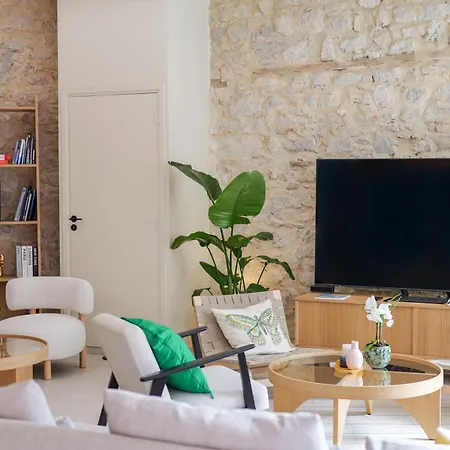 Extra Spacious Modern Hub Center Apartmán