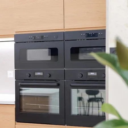 Extra Spacious Modern Hub Center 니스