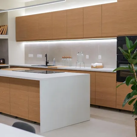 Extra Spacious Modern Hub Center *