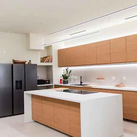 Extra Spacious Modern Hub Center *