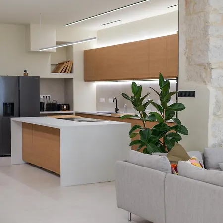 Extra Spacious Modern Hub Center *