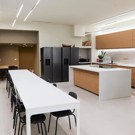 Extra Spacious Modern Hub Center アパート