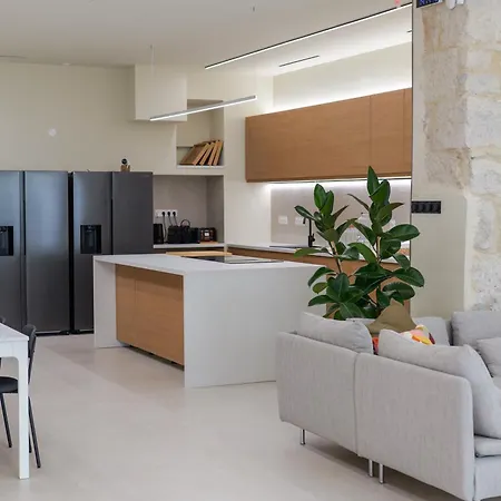 Extra Spacious Modern Hub Center *