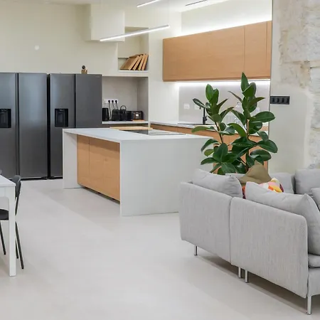 Extra Spacious Modern Hub Center Apartman *