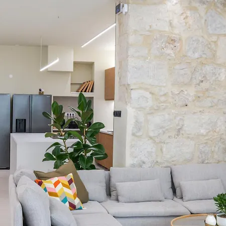 Extra Spacious Modern Hub Center *