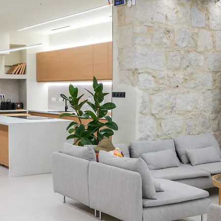 Extra Spacious Modern Hub Center Apartmán