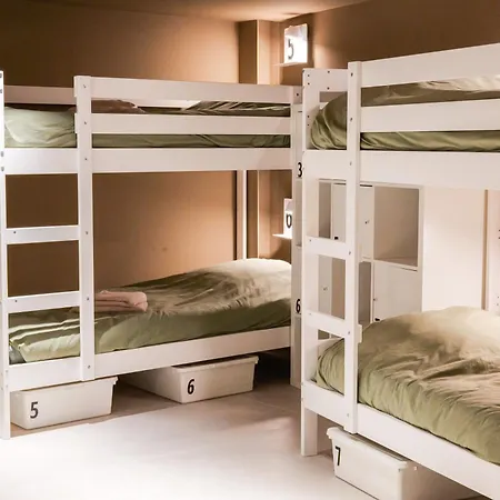 Extra Spacious Modern Hub Center Apartmán