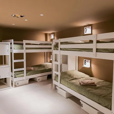 Extra Spacious Modern Hub Center 니스