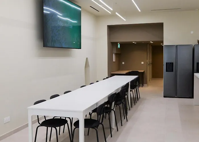 Extra Spacious Modern Hub Center Apartmán