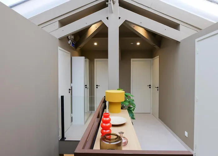 Extra Spacious Modern Hub Center Nice