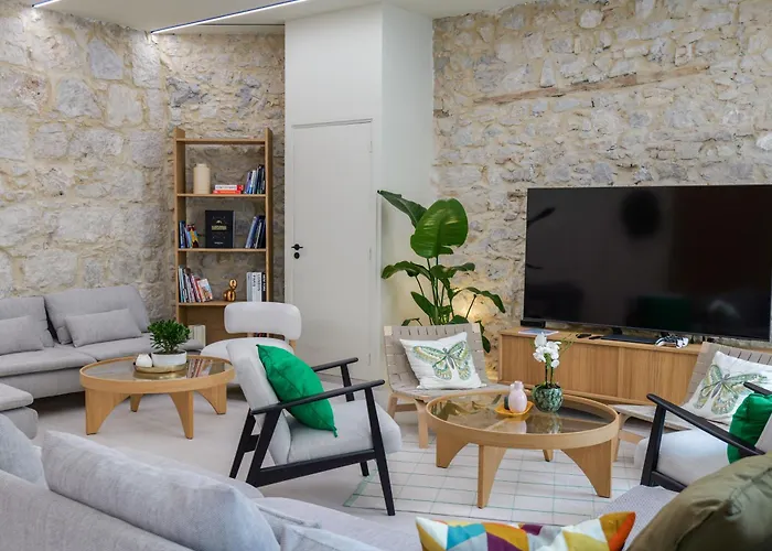 Extra Spacious Modern Hub Center