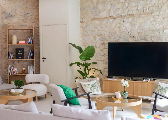 Extra Spacious Modern Hub Center Apartmán