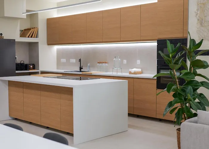 Extra Spacious Modern Hub Center *