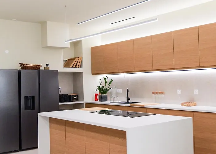 Extra Spacious Modern Hub Center *
