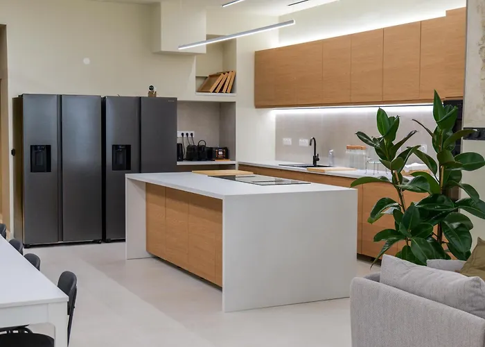 Extra Spacious Modern Hub Center Nice