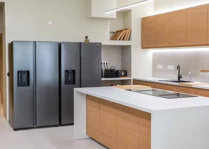 Extra Spacious Modern Hub Center Nice