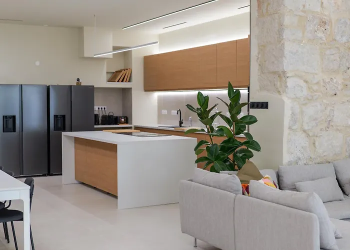 Extra Spacious Modern Hub Center *