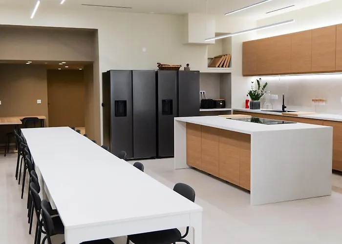 Extra Spacious Modern Hub Center Apartmán