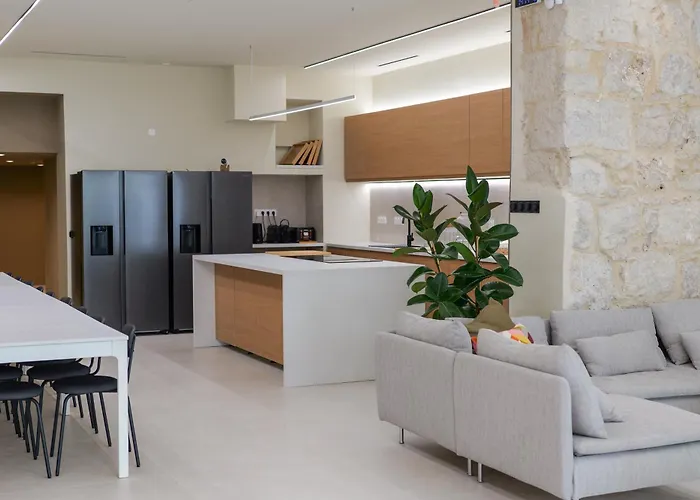 Extra Spacious Modern Hub Center *