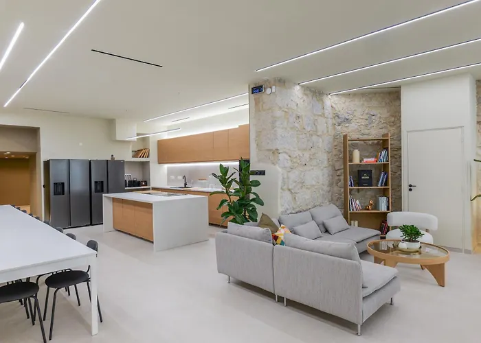 Extra Spacious Modern Hub Center Apartmán
