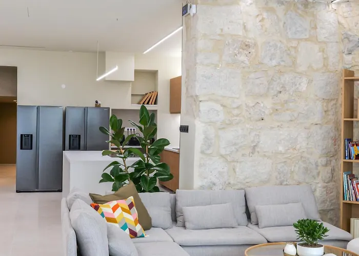 Extra Spacious Modern Hub Center *